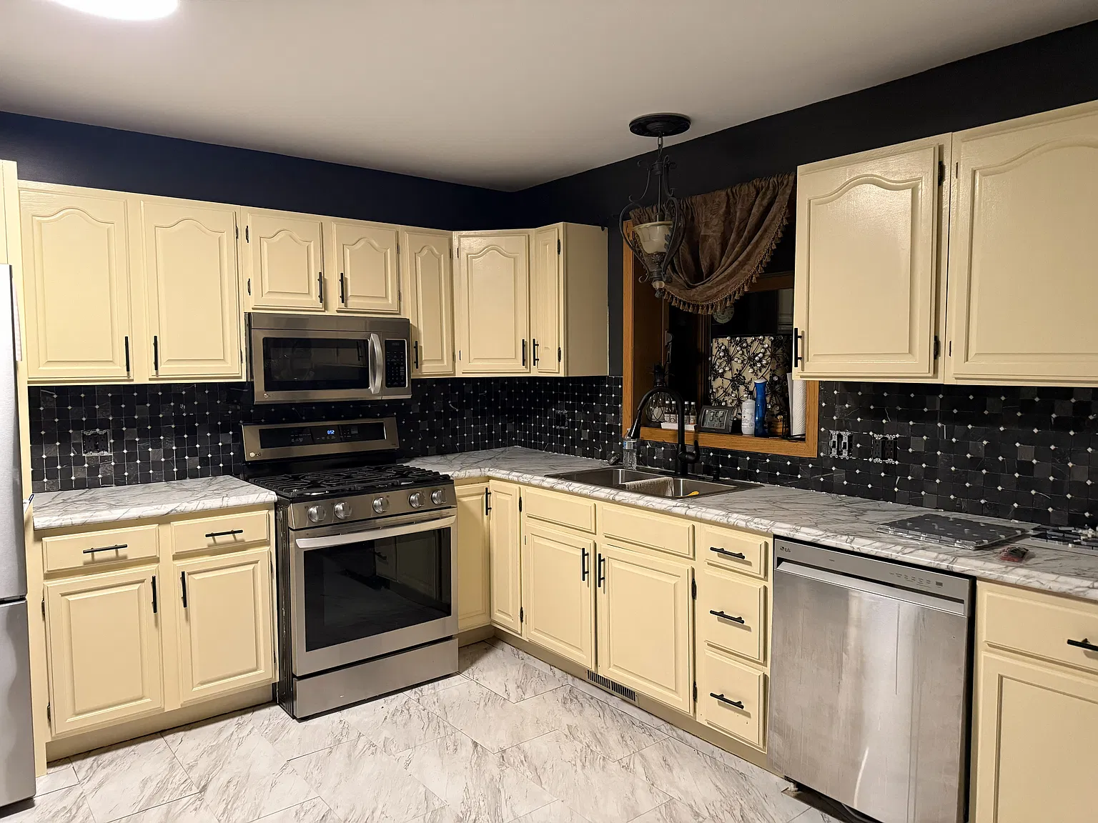 6485 Grandview Dr — Photo 3