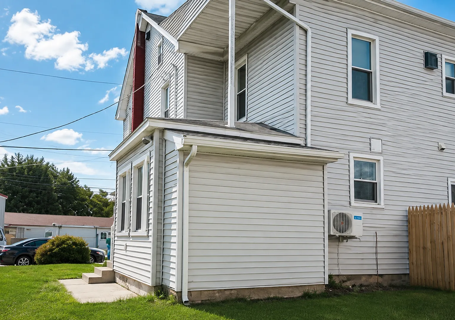 412 Allen Street, Royalton Borough 2 Bedrooms | 2 Full Bathrooms | Finished Bonus Space | Large S... — Photo 3