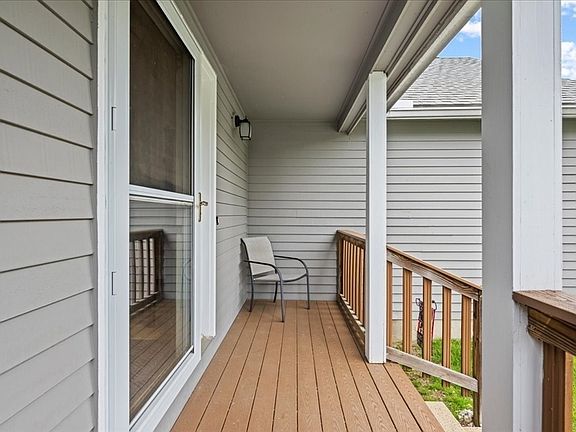 4th image of 4 Victoria Dr #1