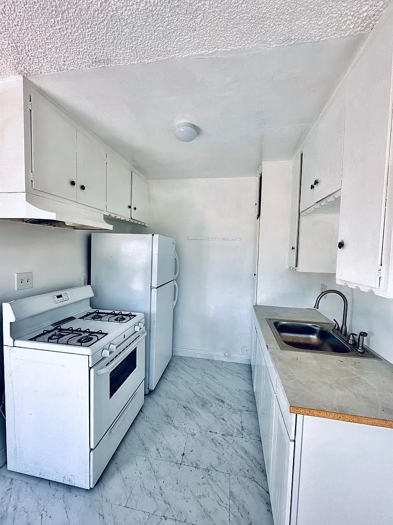 622 W 92nd St — Photo 3