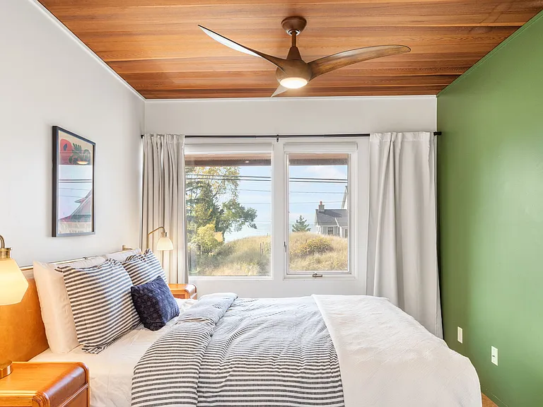 Queen bedroom with bathroom en suite