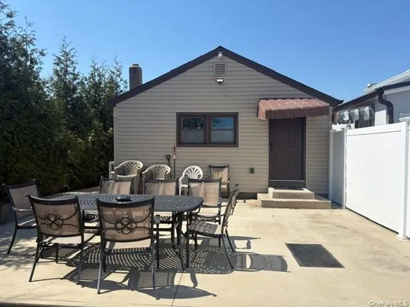 424 Bayville Ave, Bayville, NY 11709