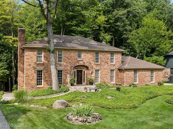 6521 Red Oak Dr, Troy, MI 48098