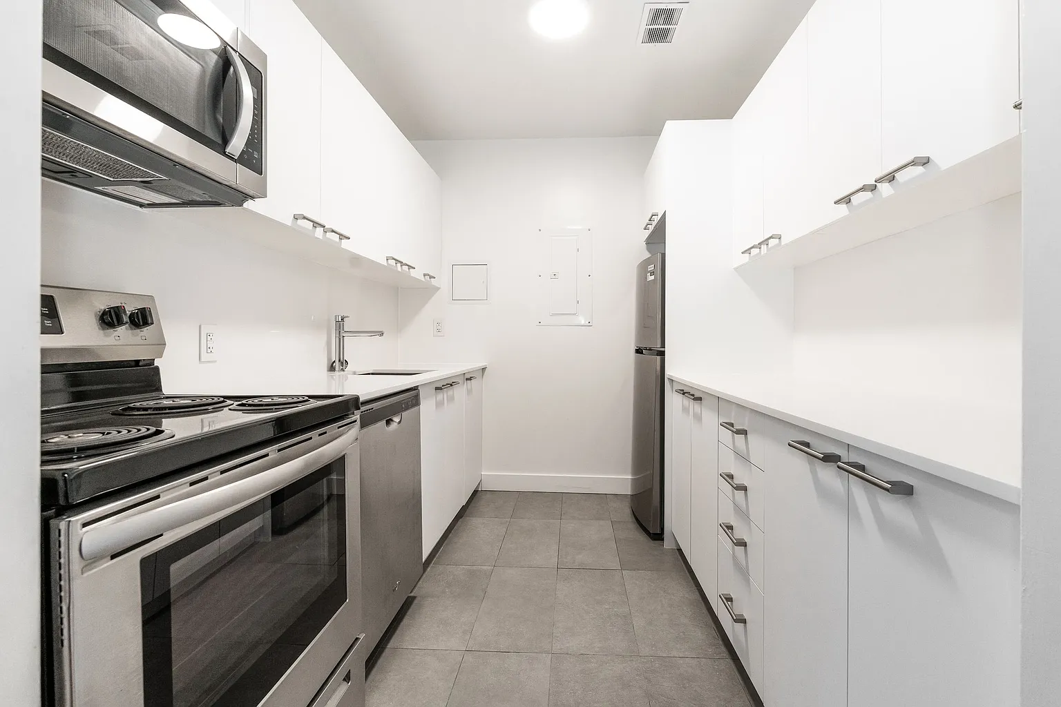 240 Oriole Pkwy #2B-1Ba-1122Sqft photo 1