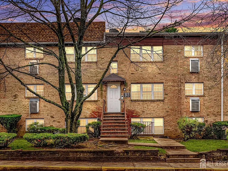 71 College Dr — Photo 1