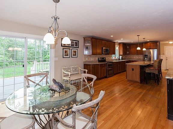 5th image of 12 Doe Brook Cir