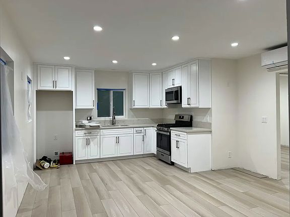 3rd image of 900 W 3rd St #906