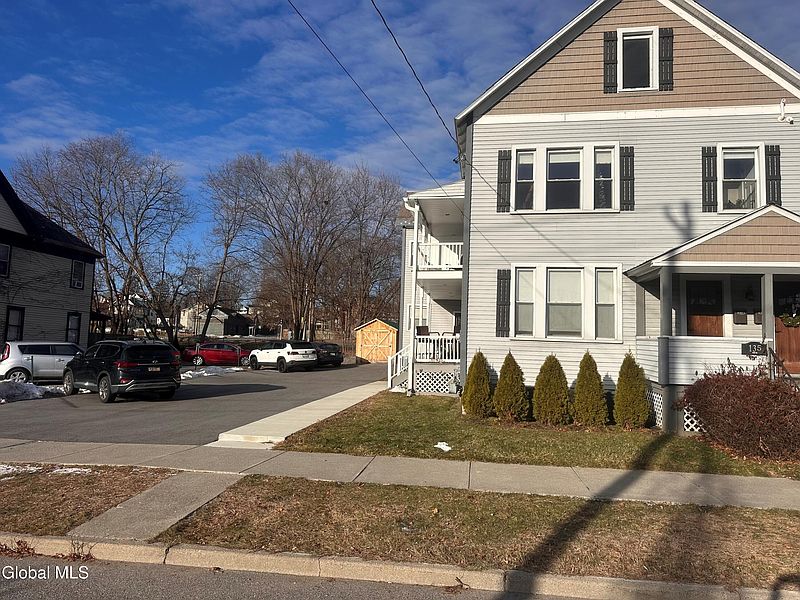4th image of 135 Maple Avenue