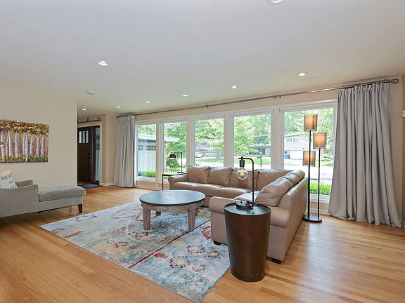 3rd image of 2925 Twin Oaks Dr