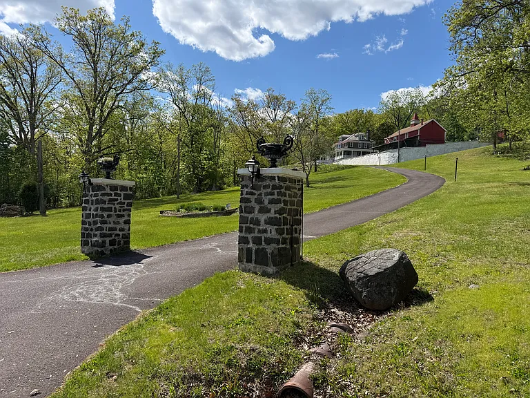 120 Village Dr — Photo 84
