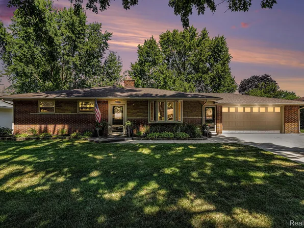 3768 Embarcadero St, Waterford, MI 48329