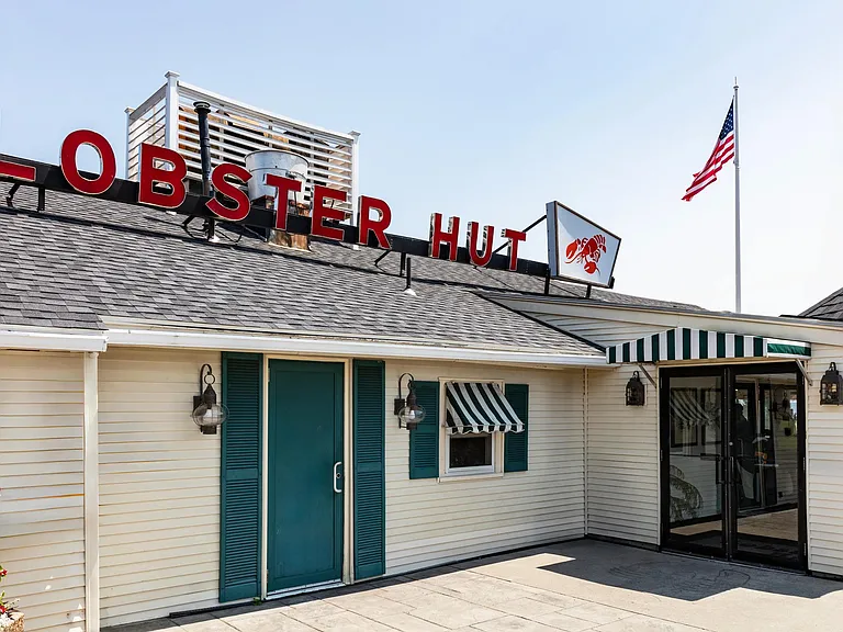A local favorite, Lobster Hut serves up fresh seafood just minutes from Modera South Shore.