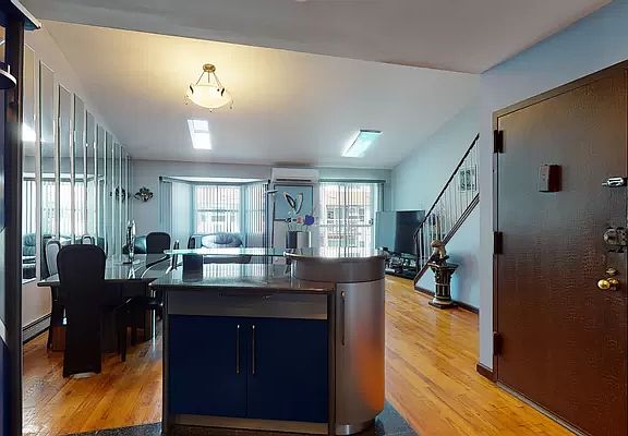 5th image of 8 Cove Ln #3C