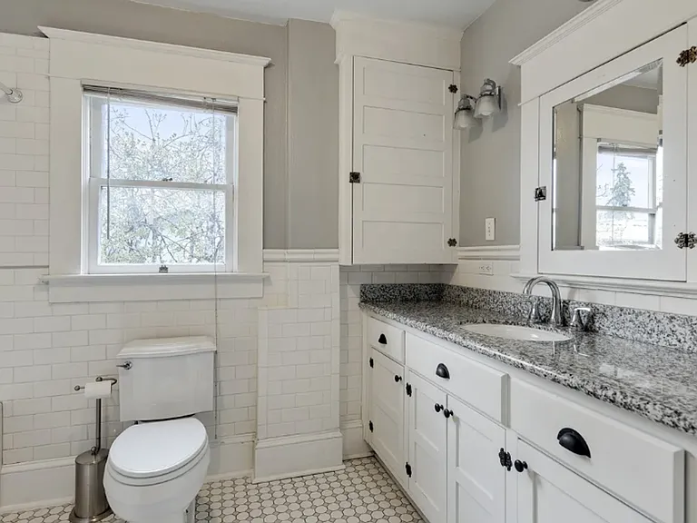 744 SW 14th St — Photo 5