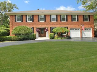 594 Woodland Ln N, Northfield, IL 60093