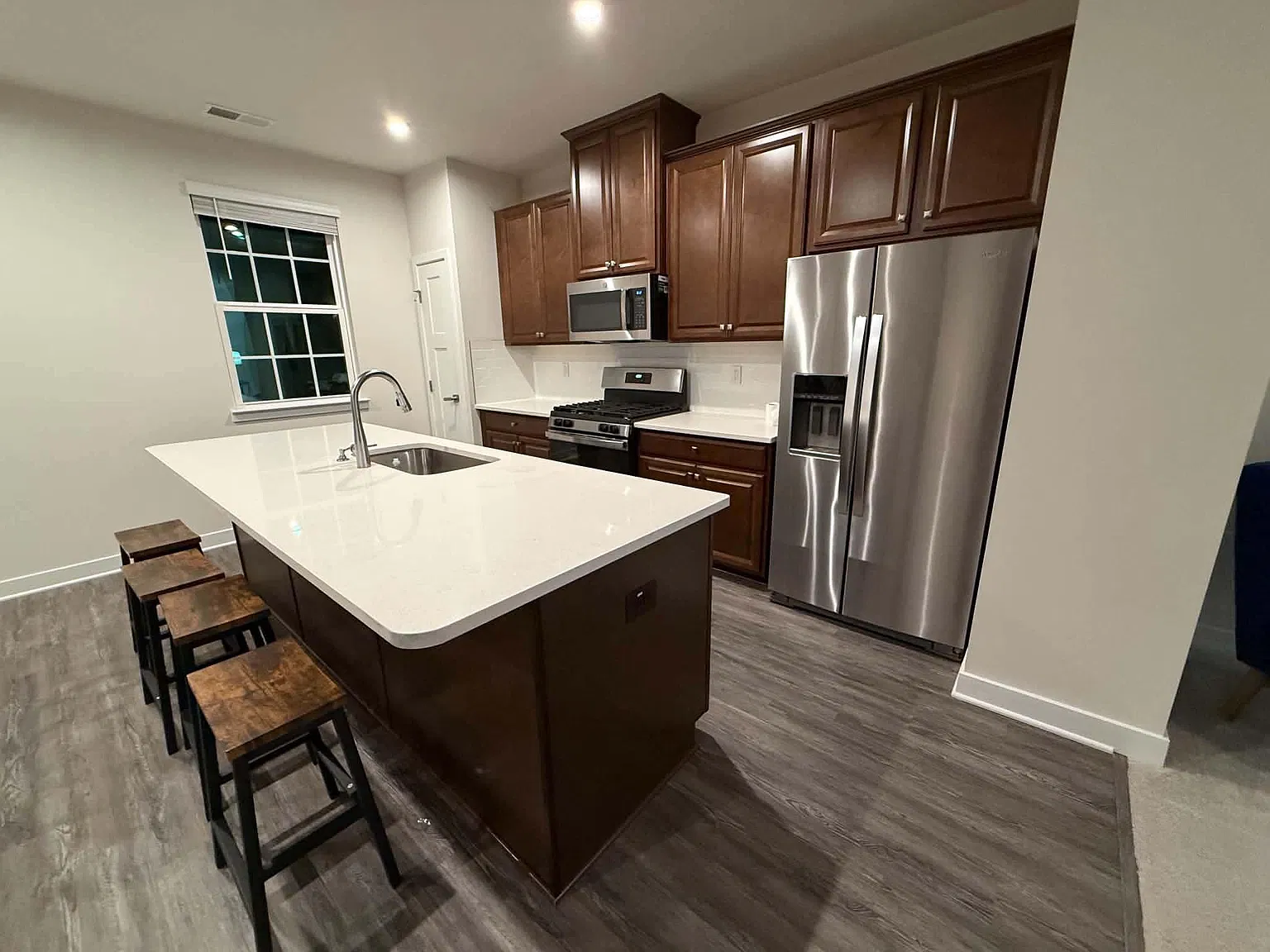 3 bed, 1936 sqft, $3,299 — Photo 2