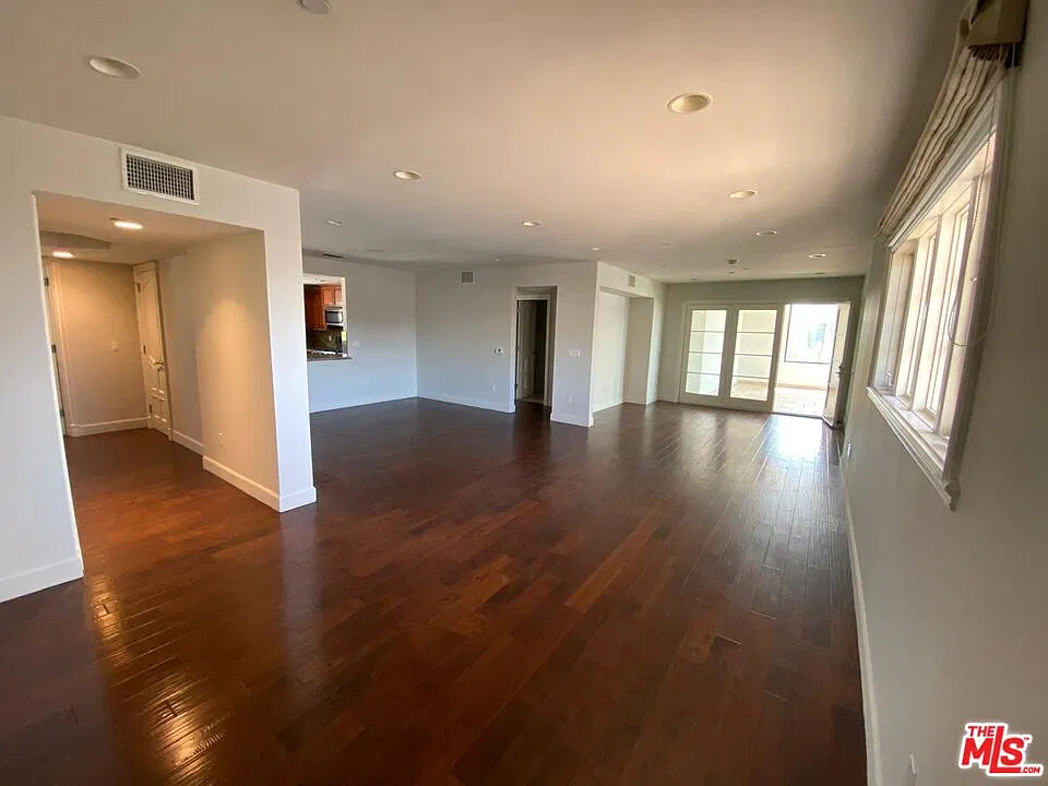 3 bed, 3.5 bath, 1800 sqft, $5,500 — Photo 2