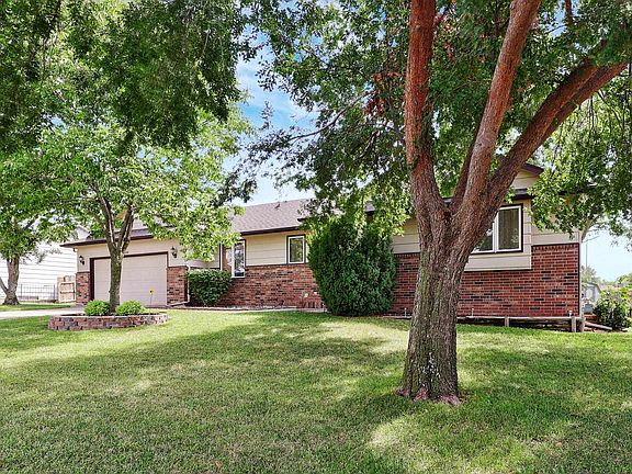 2nd image of 2424 Gentry Ln