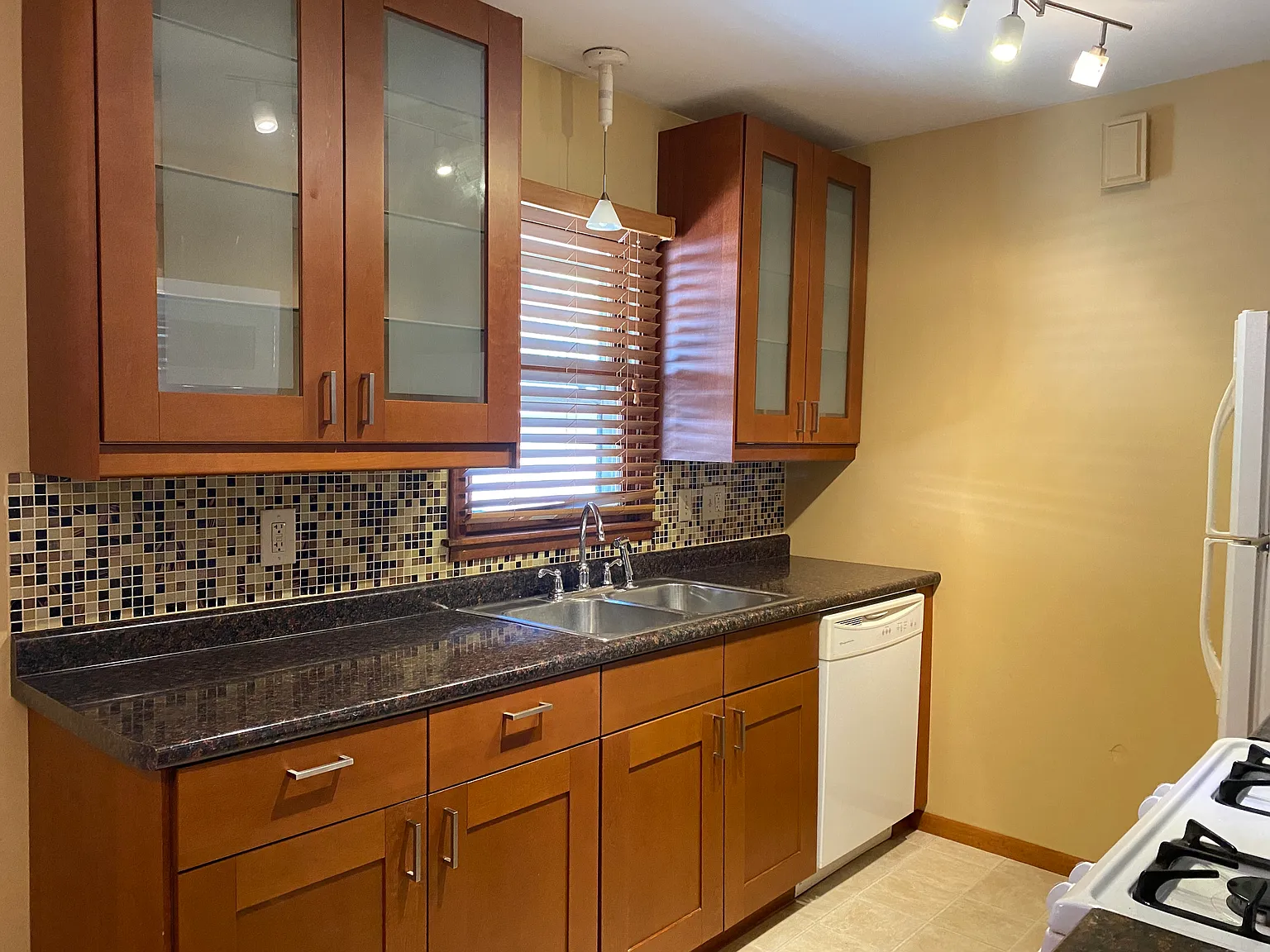 4-bed 2-bath SFH avail now in Coon Rapids! — Photo 3
