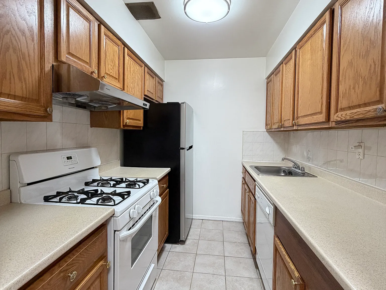 3 bed, 1100 sqft, $2,800 — Photo 4