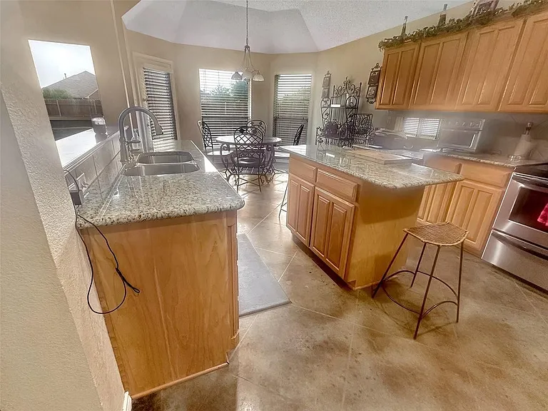 10717 Greenview Ct — Photo 3