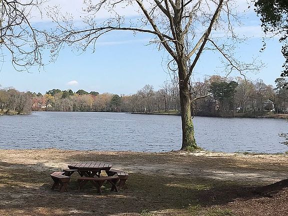 4th image of 601 Lakeside Dr