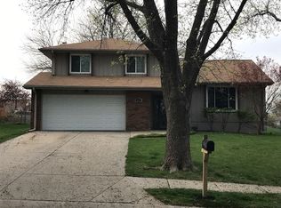 911 Crest Rd, Papillion, NE 68046