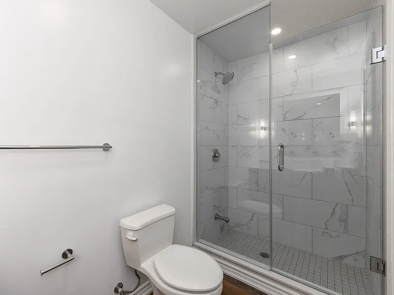 571 Prince Edward Dr N — Photo 21