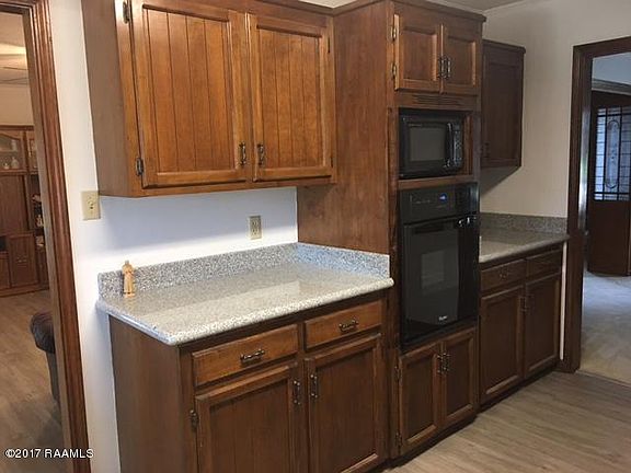 3rd image of 120 Whispering Oaks Dr