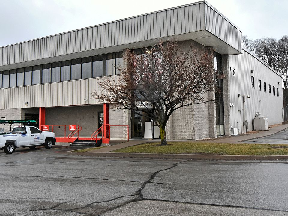 240 33rd Ave SW, Cedar Rapids, IA 52404