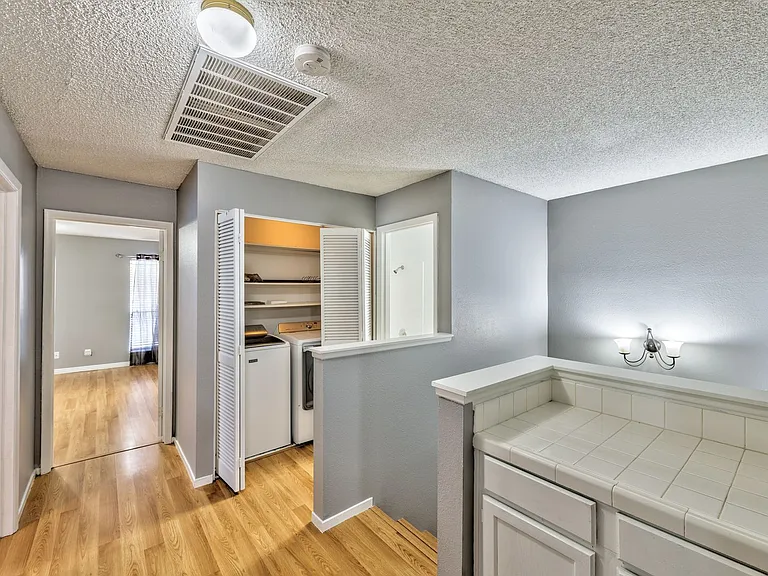 2078 Waverly Cir — Photo 10