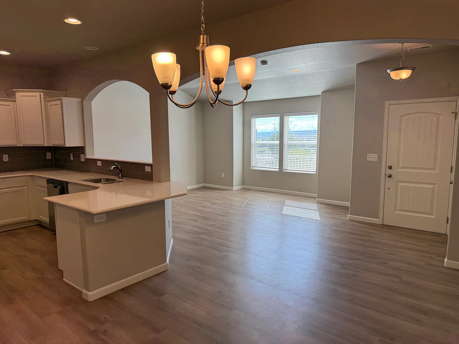 3 bed, 1966 sqft, $2,450 — Photo 2