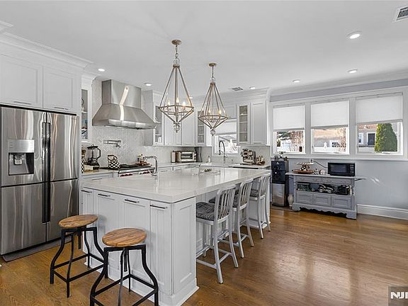 5th image of 537 Spring Valley Rd