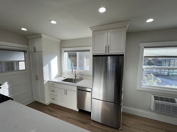 2nd image of 964-974 Dolores Dr #964