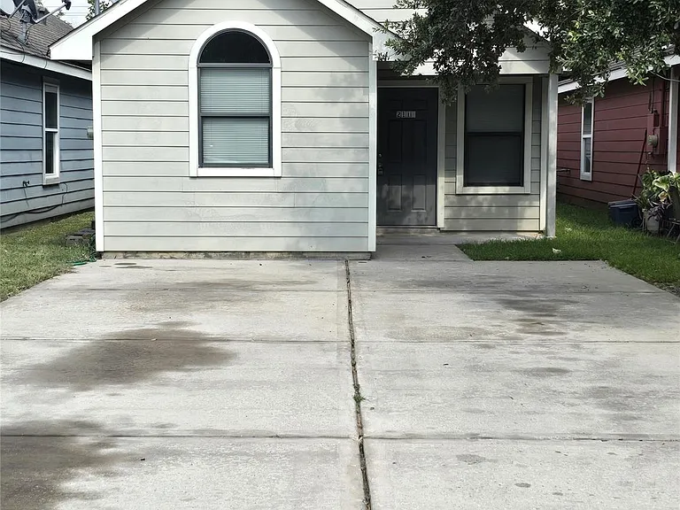 2112 Davis St — Photo 1