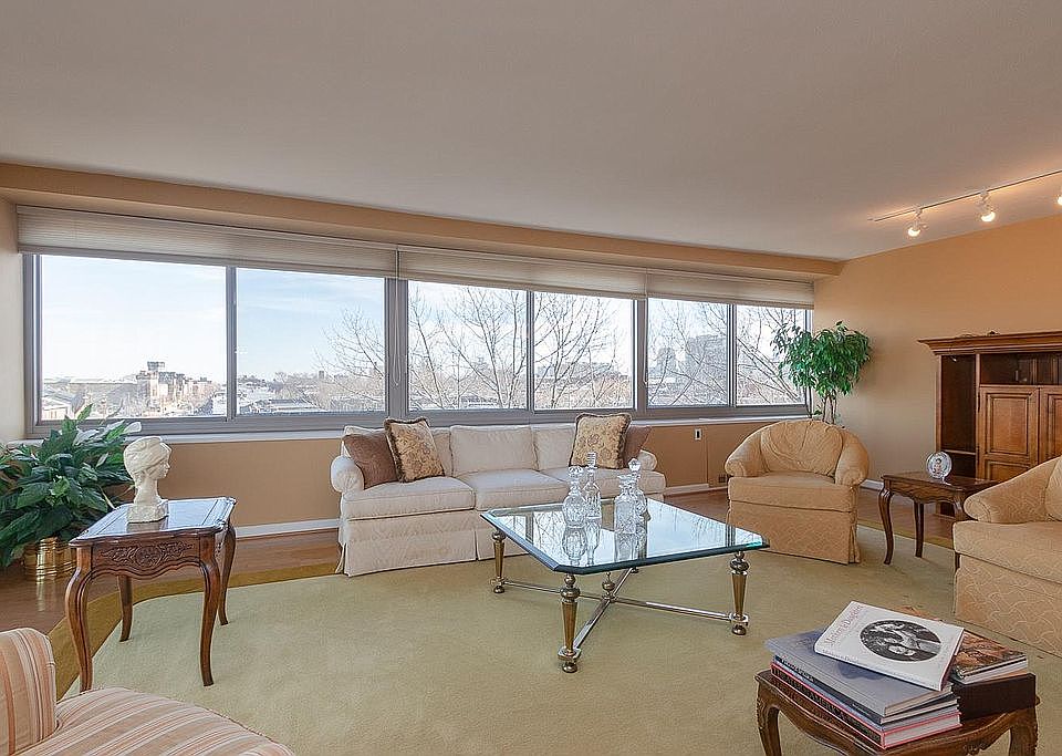 Living Rm/ City Views