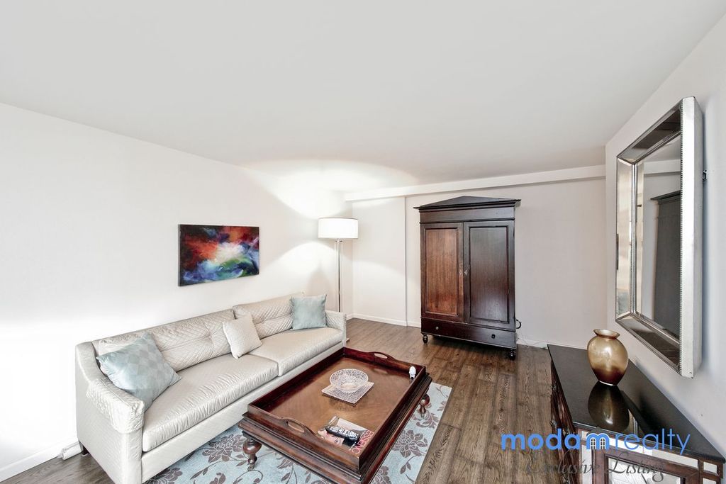 2 Bed 1 Bath Property, New York • 900 Sq Ft