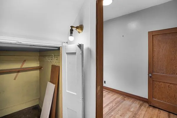 2139 Foster Ave — Photo 17