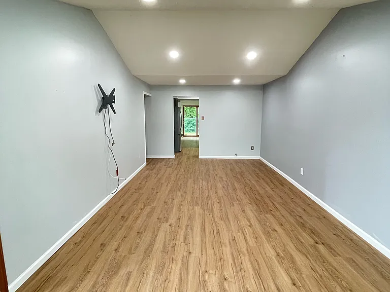 5709 Kendall Ct — Photo 3