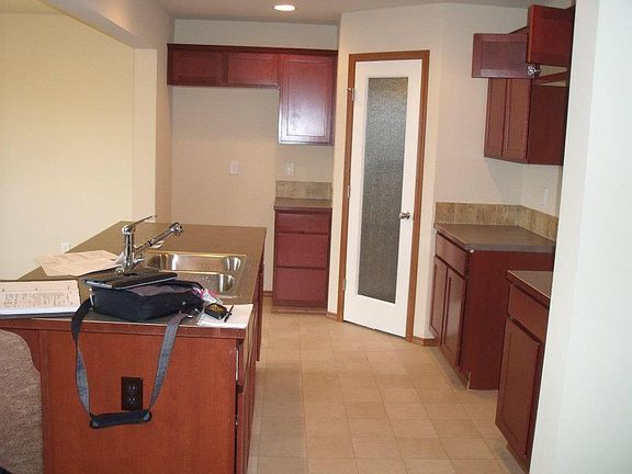 Kitchen (includes appliances