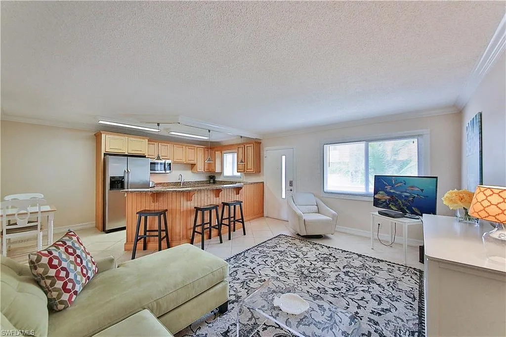 2 bed, 2.0 bath, 940 sqft, $5,250 — Photo 3