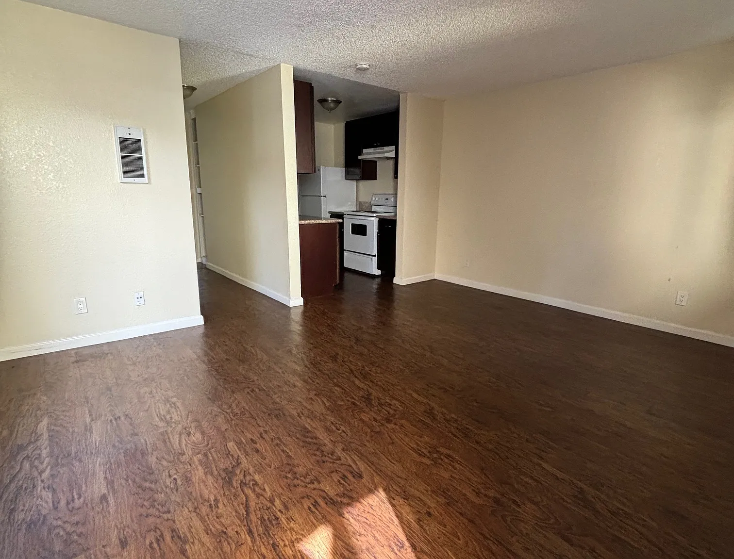 3 bed, 1050 sqft, $2,900 — Photo 2