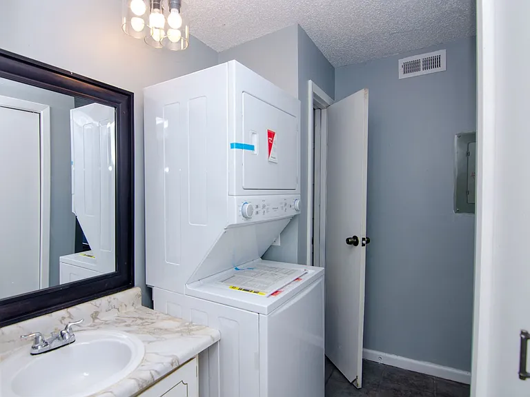1041 Harold Dr — Photo 9