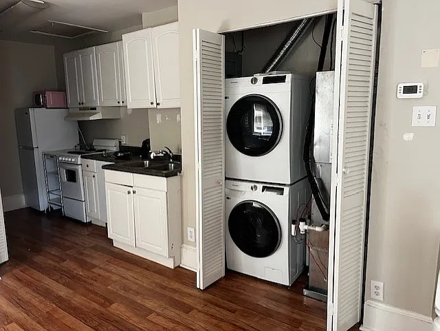 kitchen and washer/dryer