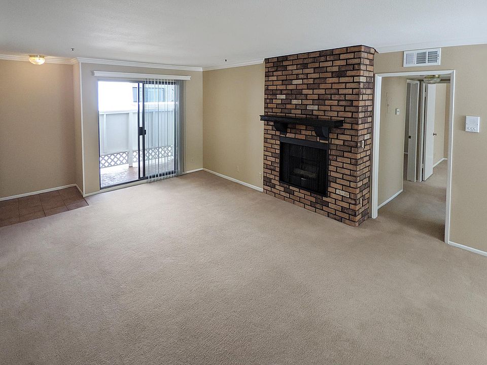 1000 sq ft 2bed/2bath with fireplace & private patio