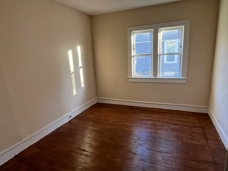 747-749 Alpine Ave NW — Photo 3