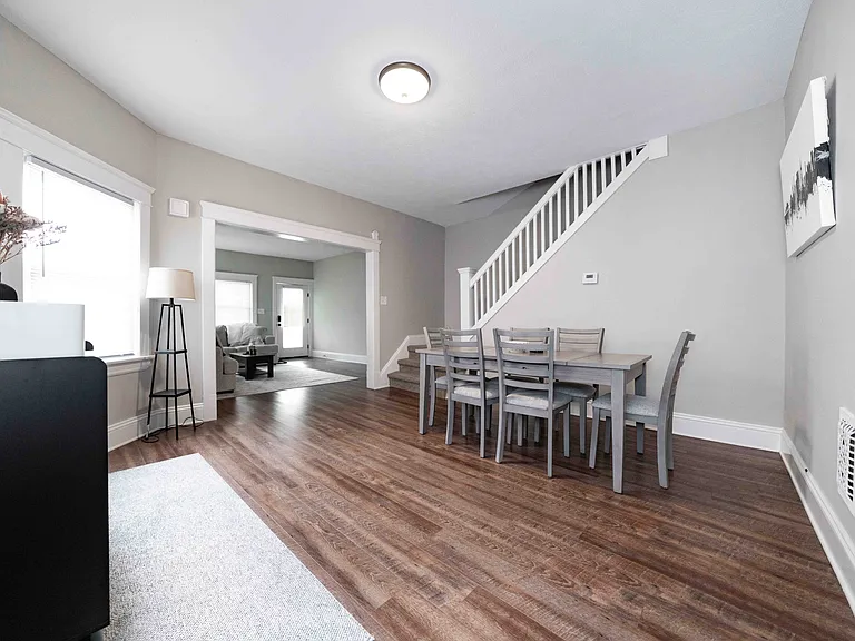 1374 Gladys Ave — Photo 4