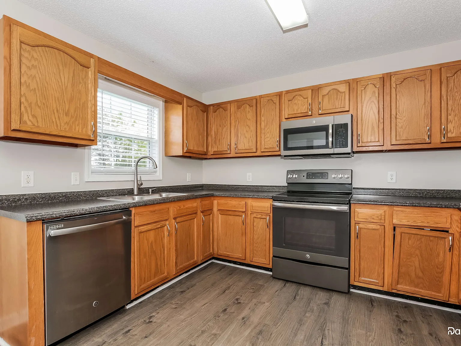 3 bed, 2.0 bath, 1230 sqft, $1,835 — Photo 3