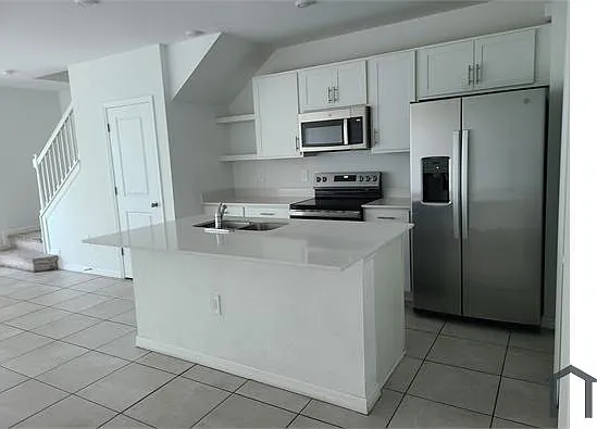 3 bed, 1352 sqft, $3,200 — Photo 3
