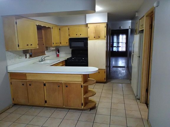 5th image of 14323 S La Salle St